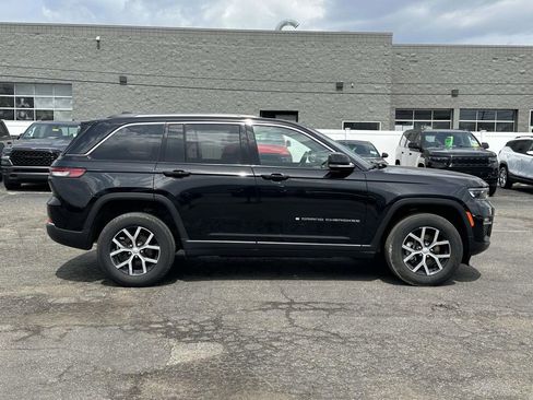 Used 2023 Jeep Grand Cherokee Limited AWD/4WD image 2