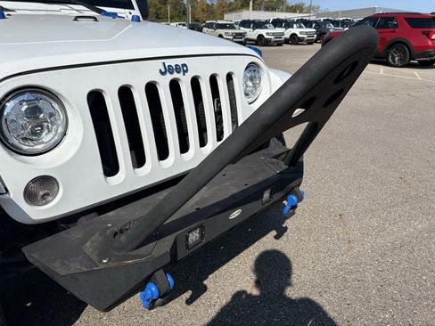 Used 2015 Jeep Wrangler Unlimited Sahara w/ Connectivity Group image 9