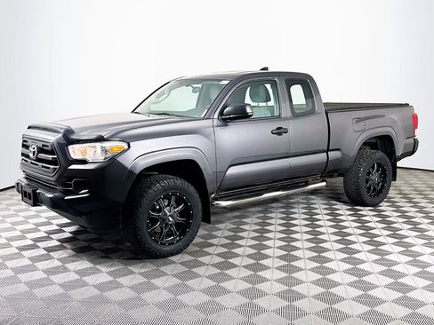 Used 2017 Toyota Tacoma SR AWD/4WD image 4
