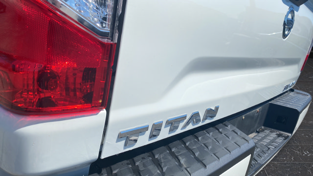 Used 2022 Nissan Titan SV AWD/4WD image 33