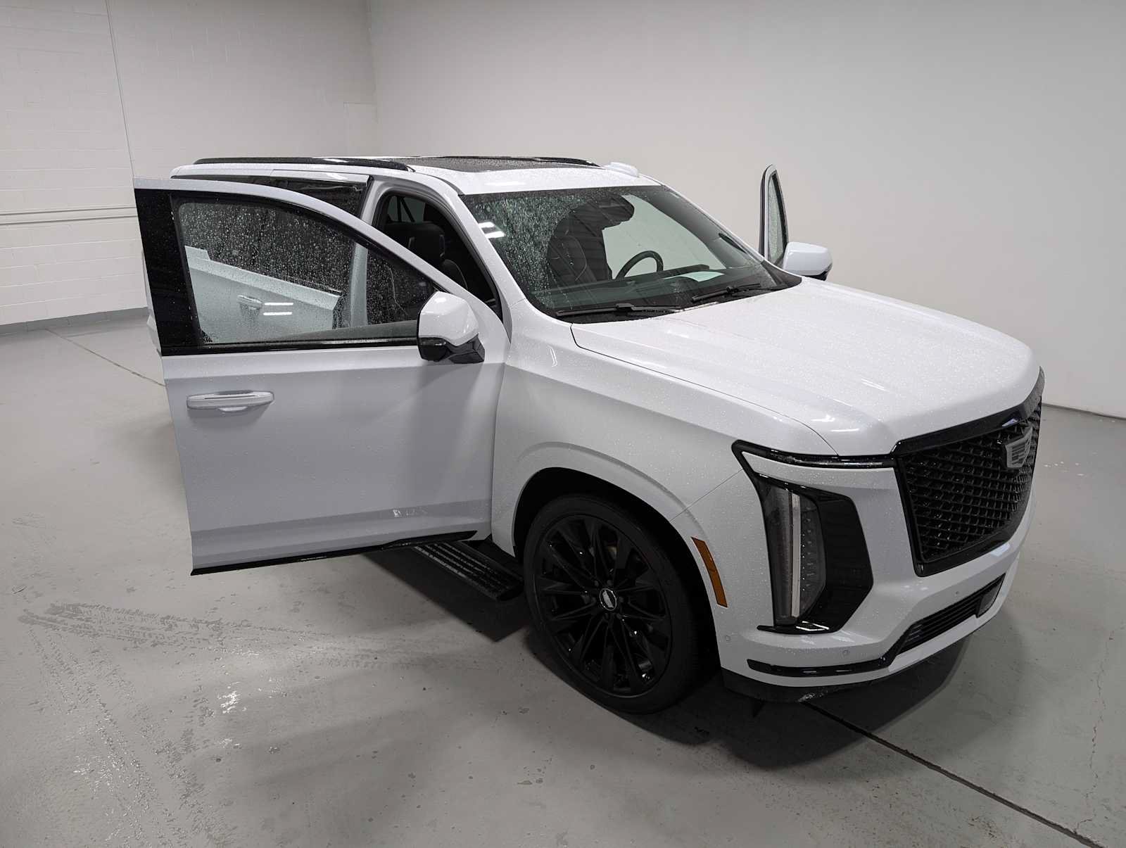 Certified 2026 Cadillac Escalade ESV Platinum Sport w/ LPO, ONYX Package AWD/4WD image 17
