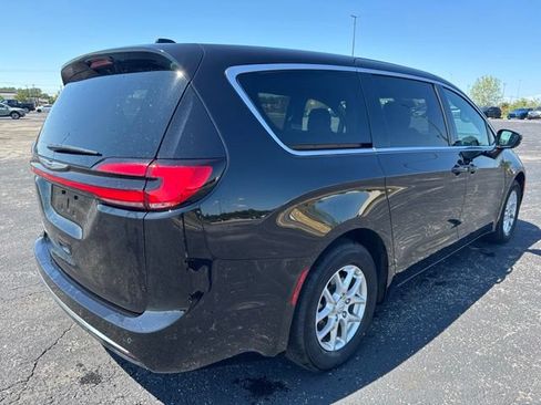 Used 2025 Chrysler Pacifica Select FWD image 4