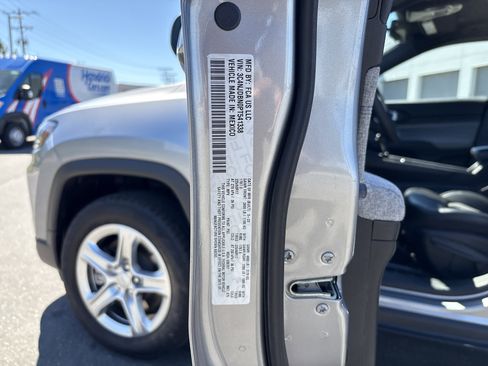 Used 2023 Jeep Compass Latitude image 35