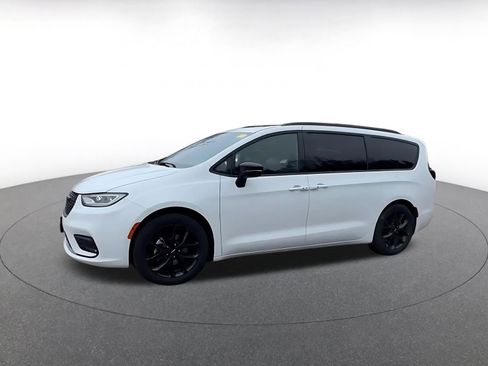 Used 2025 Chrysler Pacifica Limited image 8