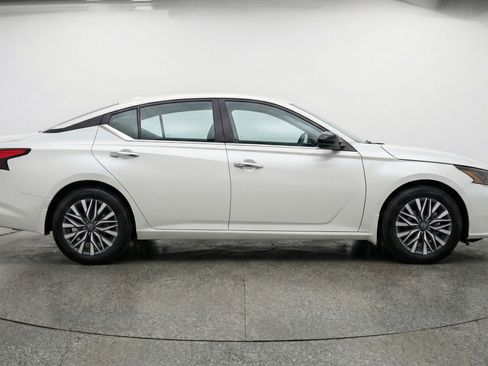 Used 2025 Nissan Altima 2.5 SV image 11