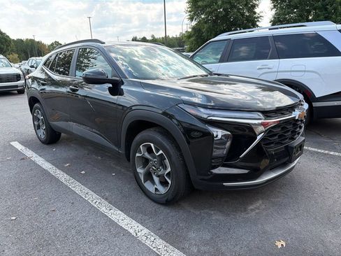 Used 2024 Chevrolet Trax LT FWD image 2
