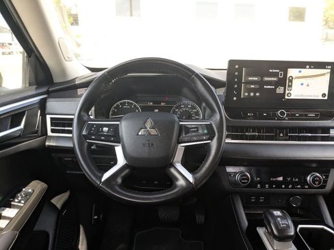 Used 2025 Mitsubishi Outlander SE image 27