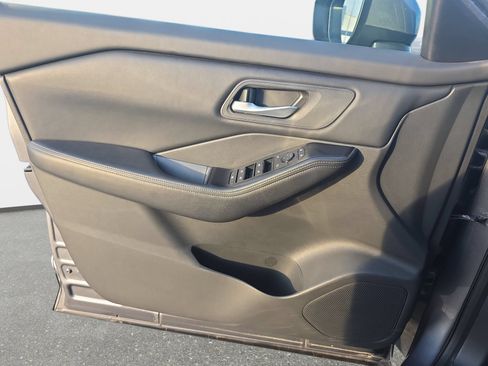 Used 2025 Nissan Rogue SV FWD image 26