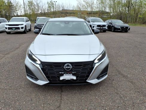 Used 2024 Nissan Altima 2.5 SV FWD image 8