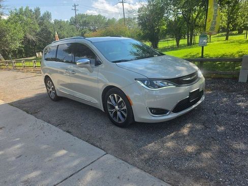 Used 2017 Chrysler Pacifica Limited FWD image 4