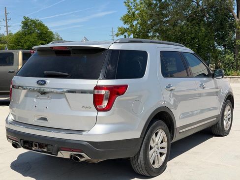 Used 2018 Ford Explorer XLT w/ Equipment Group 202A AWD/4WD image 4