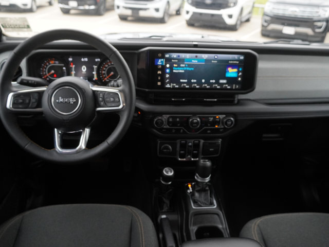 Used 2025 Jeep Wrangler Unlimited Sahara AWD/4WD image 5
