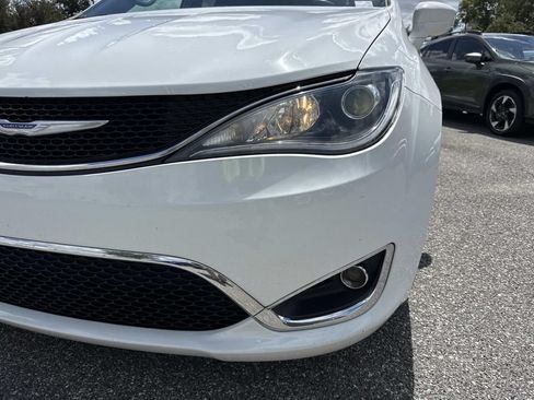 Used 2018 Chrysler Pacifica Touring-L w/ Tire & Wheel Group FWD image 9