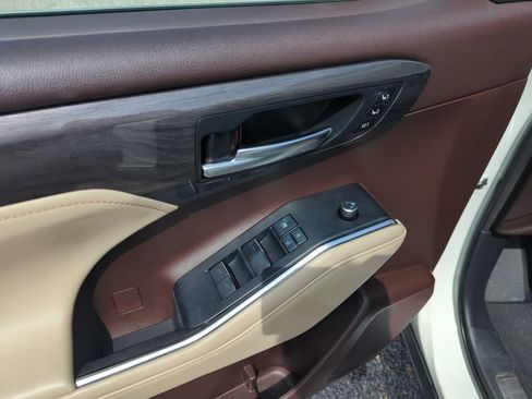 Used 2021 Toyota Highlander Platinum AWD/4WD image 19