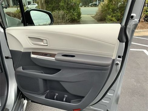 Used 2024 Toyota Sienna LE image 13