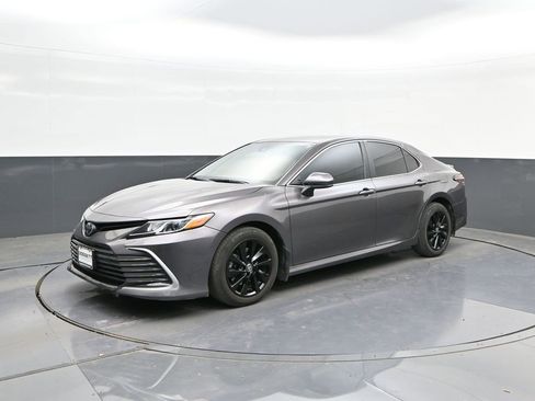 Used 2022 Toyota Camry LE image 1