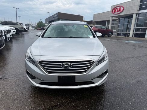 Used 2016 Hyundai Sonata SE FWD image 2