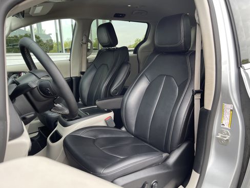 Used 2024 Chrysler Pacifica Touring-L image 14