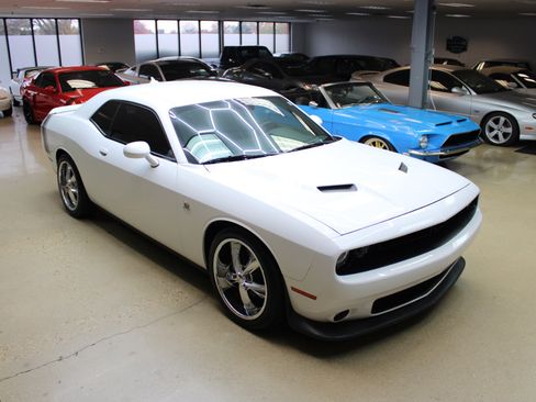 Used 2016 Dodge Challenger R/T Scat Pack w/ Leather Interior Group image 12