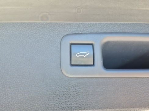 Used 2021 Toyota Highlander LE FWD image 10