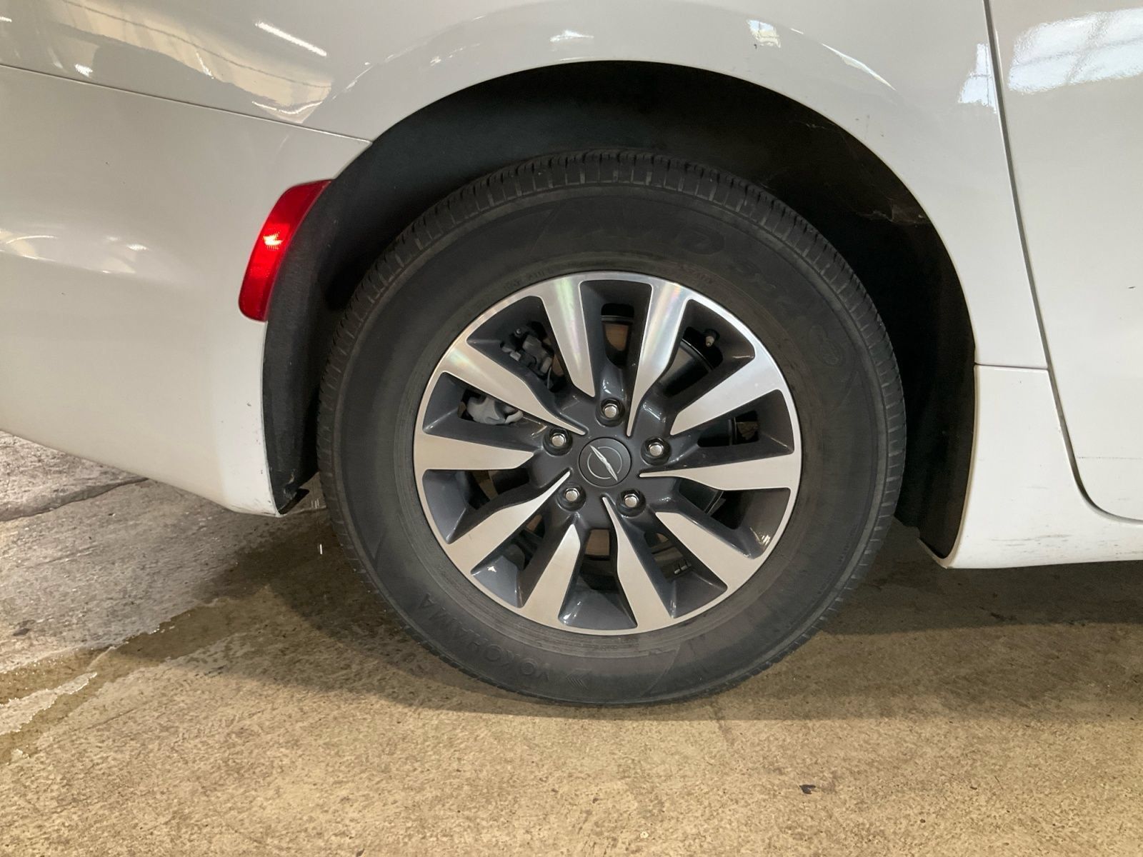 Used 2024 Chrysler Pacifica Limited FWD image 21