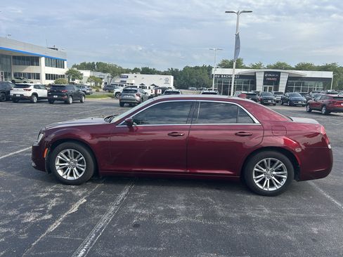 Used 2018 Chrysler 300 Touring L RWD image 8