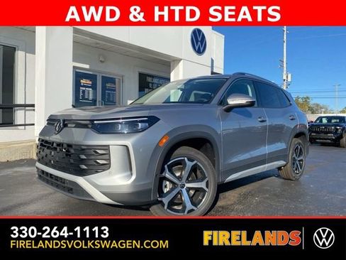 New 2025 Volkswagen Tiguan SE image 1