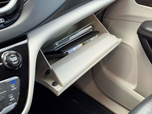 Used 2017 Chrysler Pacifica Touring-L image 30