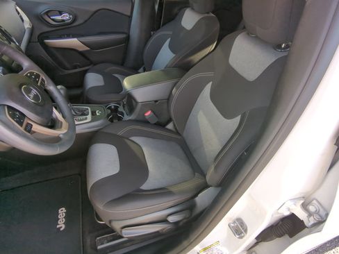 Used 2018 Jeep Cherokee Latitude w/ Safety Group FWD image 56