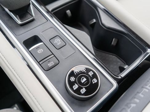 Certified 2025 Nissan Pathfinder SL image 37