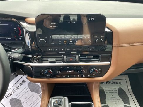 Used 2024 Nissan Pathfinder Platinum FWD image 19