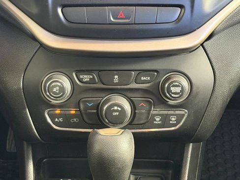 Used 2014 Jeep Cherokee Latitude w/ Cold Weather Group AWD/4WD image 18