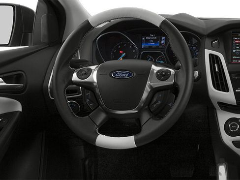 Used 2014 Ford Focus SE w/ Equipment Group 201A FWD image 6