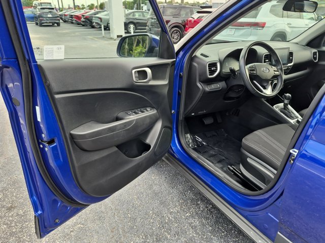 Used 2025 Hyundai Venue SEL FWD image 11