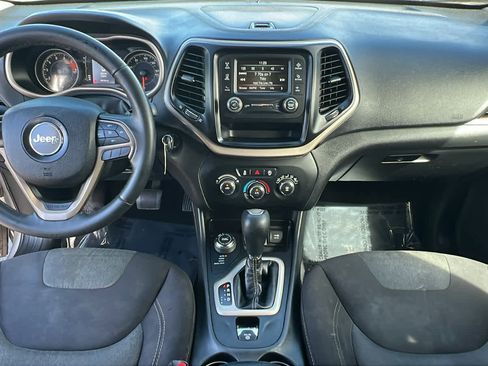 Used 2018 Jeep Cherokee Latitude w/ Altitude Package image 26