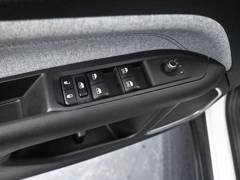 Used 2024 Jeep Compass Latitude image 28