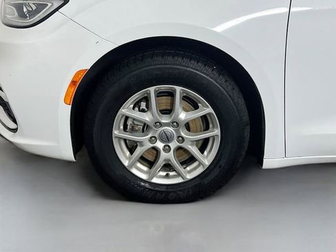 Used 2022 Chrysler Pacifica Touring-L image 27