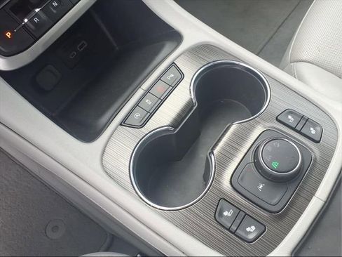 Used 2022 GMC Acadia SLT image 13