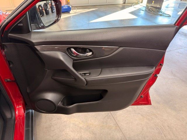 Used 2017 Nissan Rogue SV AWD/4WD image 26