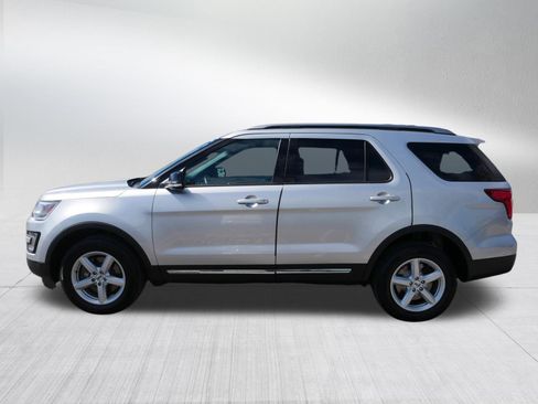 Used 2017 Ford Explorer XLT w/ Equipment Group 201A AWD/4WD image 4