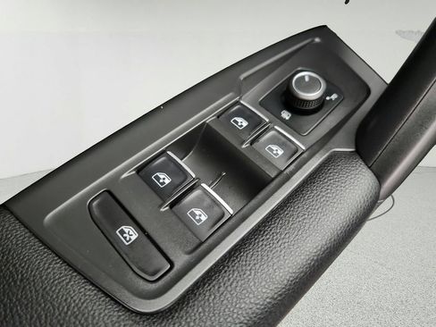 Used 2021 Volkswagen Tiguan SE FWD image 19
