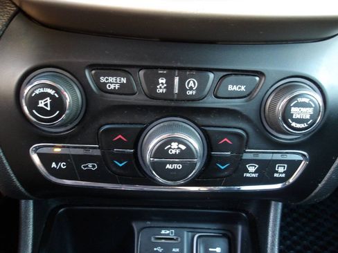 Used 2015 Jeep Cherokee Latitude w/ Comfort/Convenience Group FWD image 14