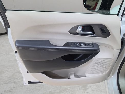 Used 2024 Chrysler Pacifica Touring-L FWD image 13