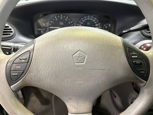 Used 2000 Chrysler Town & Country LX image 16