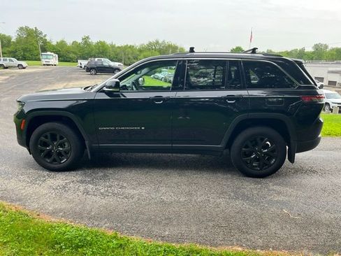 Used 2022 Jeep Grand Cherokee Limited w/ Trailer Tow Prep Group (B) AWD/4WD image 8