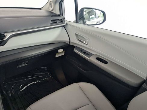 Used 2025 Toyota Sienna XLE w/ XLE Plus Package FWD image 38