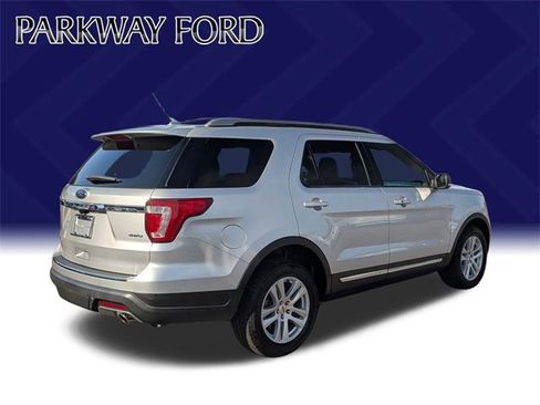 Used 2018 Ford Explorer XLT w/ Equipment Group 202A image 5