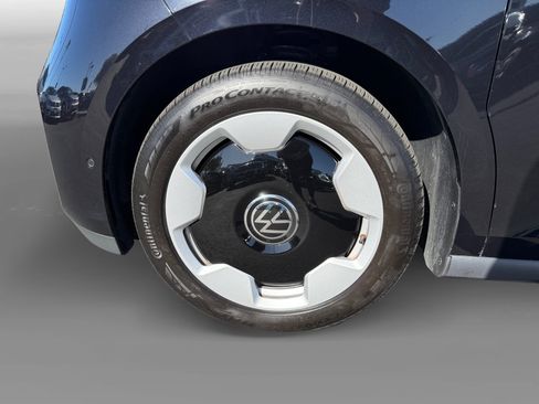 Certified 2025 Volkswagen ID. Buzz 1st Edition RWD image 9