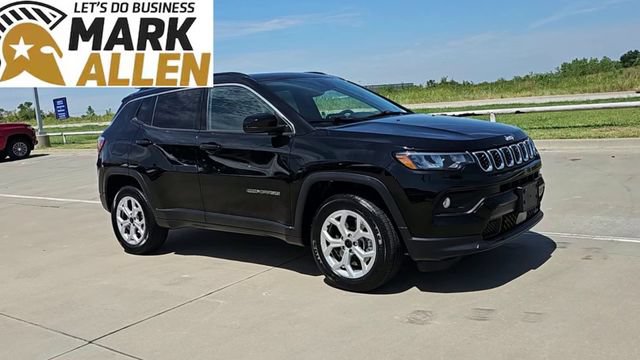 Used 2025 Jeep Compass Latitude w/ Sun & Sound Group AWD/4WD image 2