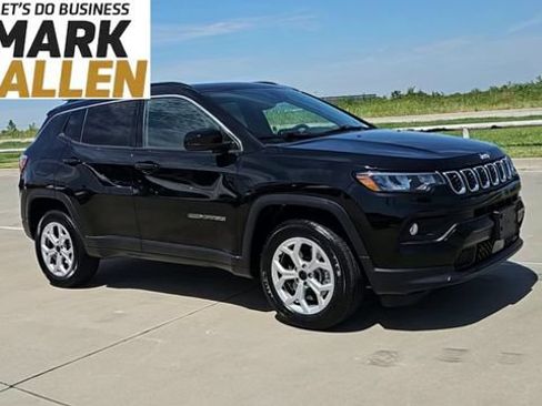 Used 2025 Jeep Compass Latitude w/ Sun & Sound Group AWD/4WD image 2